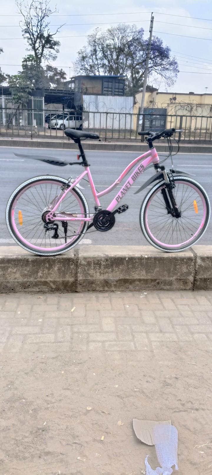 SIZE 26 MOUNTAIN BICYCLE ADULT LADIES BICYCLE WITH FRONT SHOCK AND MUDGUARDS