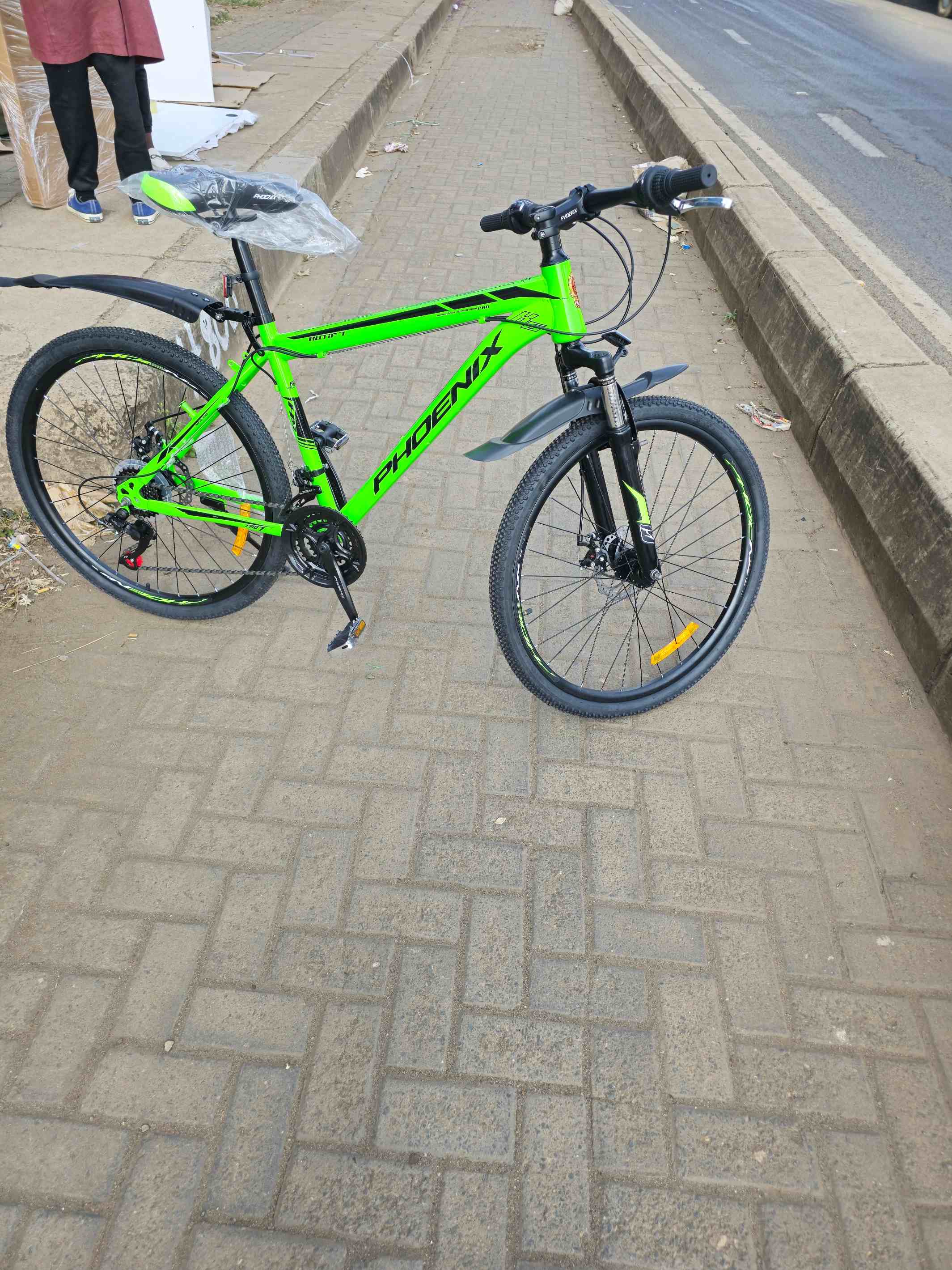 MOUNTAIN BICYCLE SIZE 26 WITH DISC BRAKES AND SHIMANO GEARS. THIS PHOENIX MOUNTAIN BIKE HAS STRONG AND SOFT FRONT SHOCK ABSORBERS FOR A SMOOTH RIDE. THIS MOUNTAIN BIKE HAS DOUBLE RIMS AND MUDGUARDS