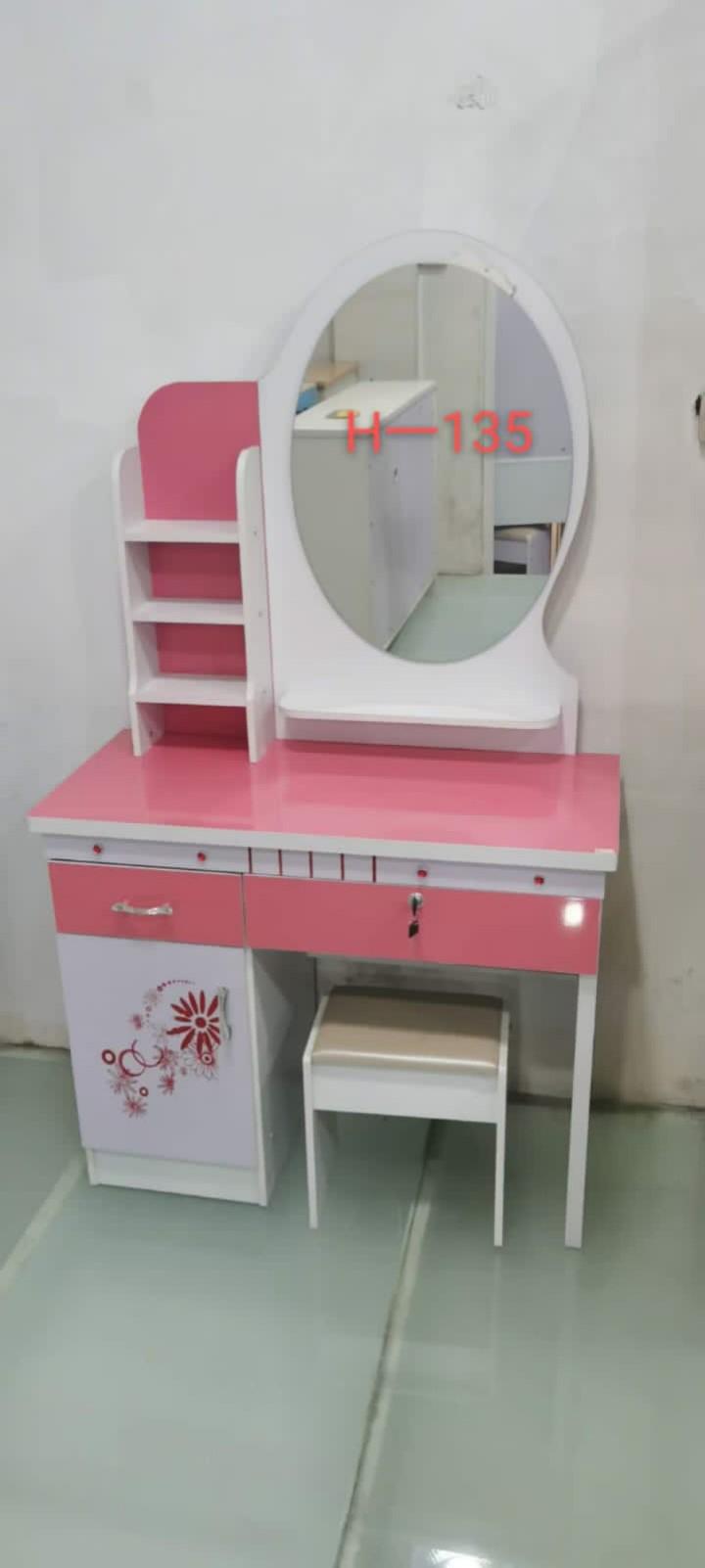 DRESSING TABLE WITH MIRROR , MAKE UP DESK WITH A MIRROR