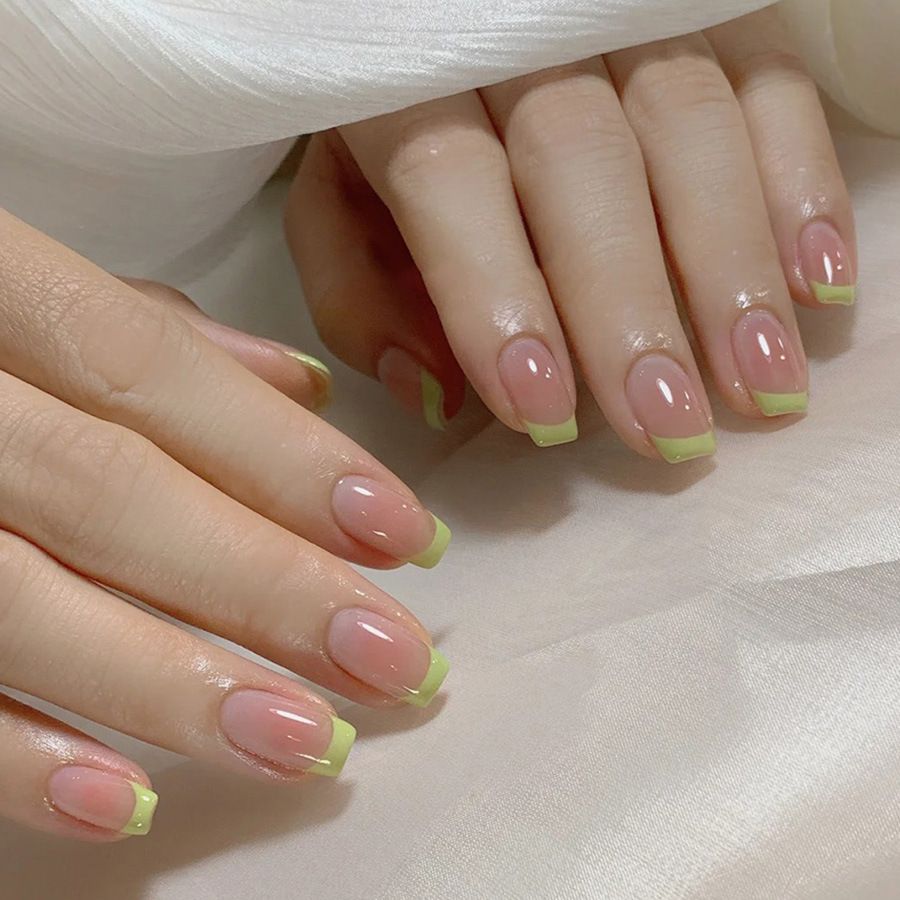 Spring new product green jumping color gradient French fresh nail ins style girly style little red book wearing nail 24 patch