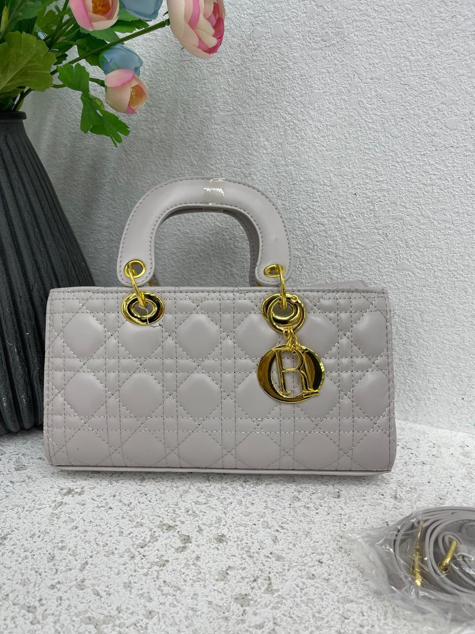 [ TRAVEL IN STYLE 🤩🤩✨ !!! ] Single Brand New Classy and Stylish Ladies Handbag That provides the perfect way to carry your necessities while adding a touch of refinement to your overall look✔👌