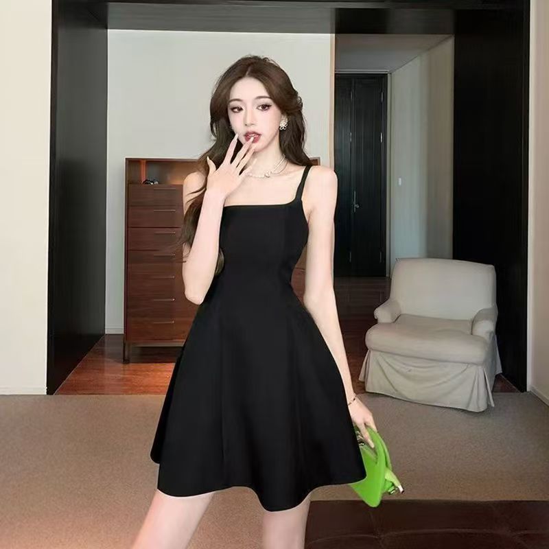 Korean-style Sling Dress for Summer, Red M Size, Figure-flattering for Plus-size Ladies, Fashionable Women's Mini Dress.