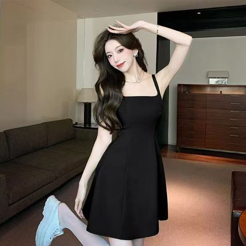 Korean-style Sling Dress for Summer, Red M Size, Figure-flattering for Plus-size Ladies, Fashionable Women's Mini Dress.