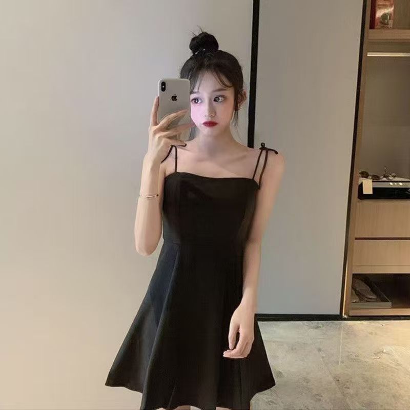 Black Sling Dress, Korean-style for Summer, French-style Mini Dress for Petite Ladies, High-end Design with Waist-cinching, Exuding Elegant and Slimming Charm.