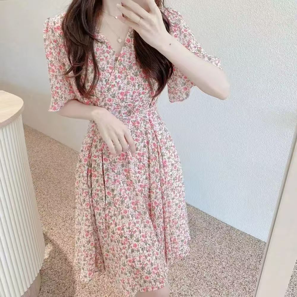 Summer New Arrivals: Women's V-neck Floral Dress, Sweet Style, with Waist-cinching Design for a Slimming Look, Short-sleeved Bodycon A-line Dress