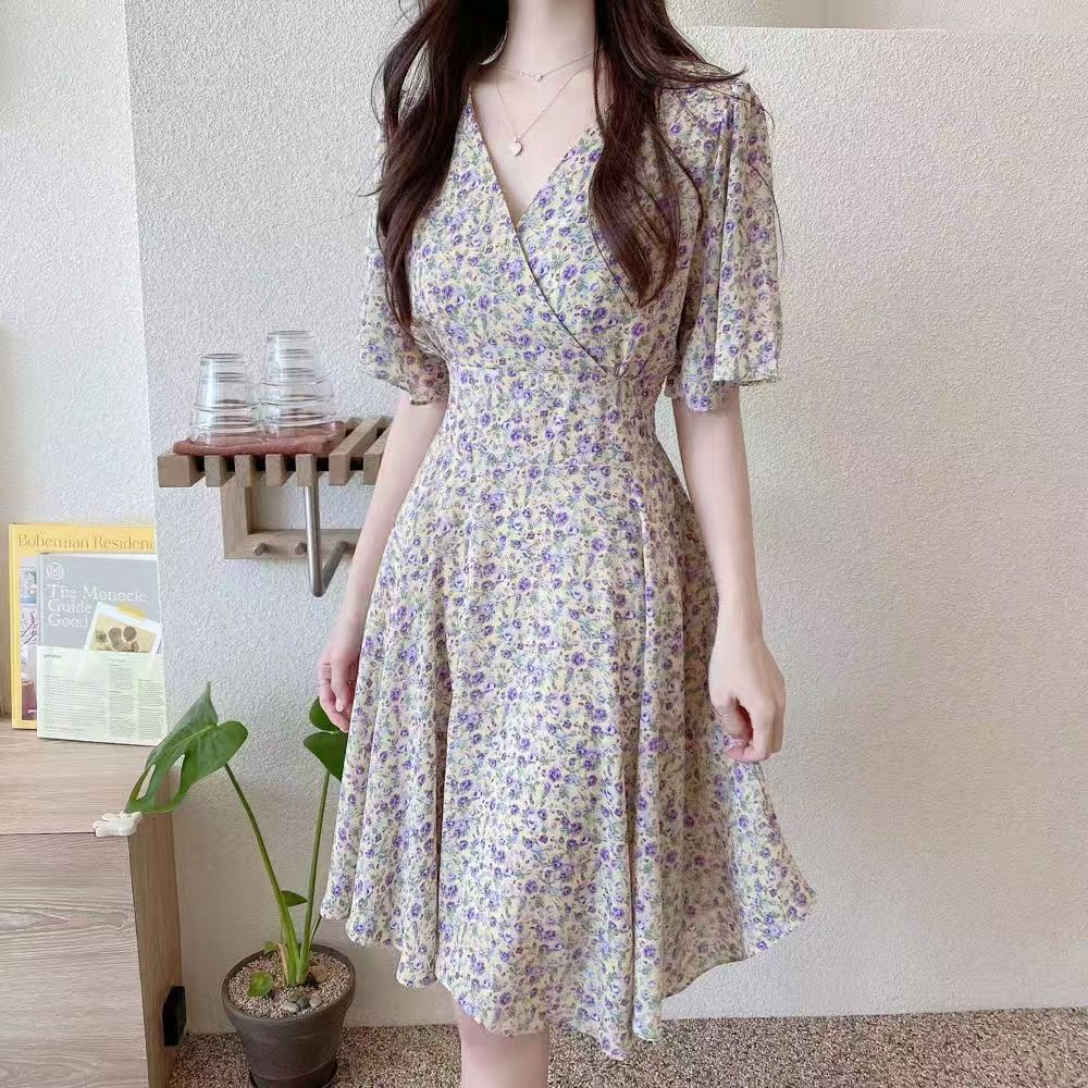 Summer New Arrivals: Women's V-neck Floral Dress, Sweet Style, with Waist-cinching Design for a Slimming Look, Short-sleeved Bodycon A-line Dress