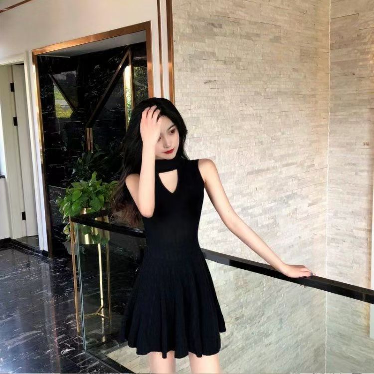 New Summer Korean-style V-neck Knitted Hepburn-style Dress for Petite Women, Temperament-enhancing, Slimming, Waist-cinching, Red Short Dress