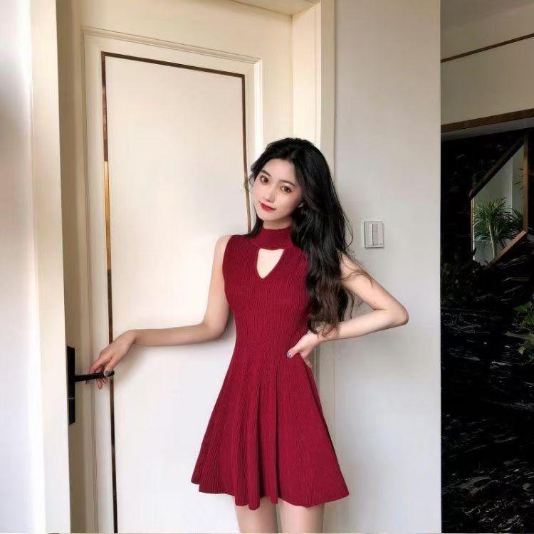 New Summer Korean-style V-neck Knitted Hepburn-style Dress for Petite Women, Temperament-enhancing, Slimming, Waist-cinching, Red Short Dress