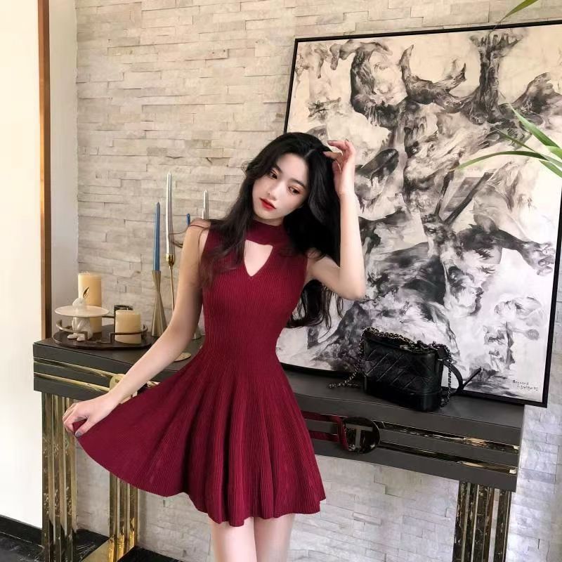 New Summer Korean-style V-neck Knitted Hepburn-style Dress for Petite Women, Temperament-enhancing, Slimming, Waist-cinching, Red Short Dress