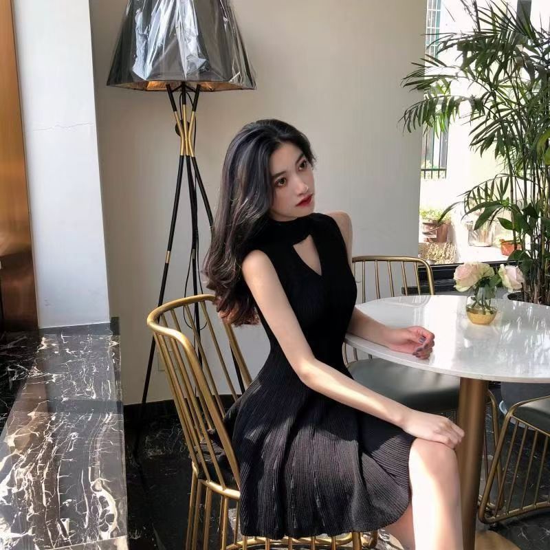 New Summer Korean-style V-neck Knitted Hepburn-style Dress for Petite Women, Temperament-enhancing, Slimming, Waist-cinching, Red Short Dress