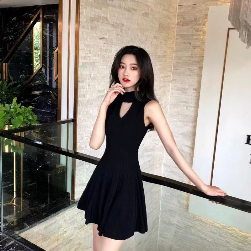 New Summer Korean-style V-neck Knitted Hepburn-style Dress for Petite Women, Temperament-enhancing, Slimming, Waist-cinching, Red Short Dress
