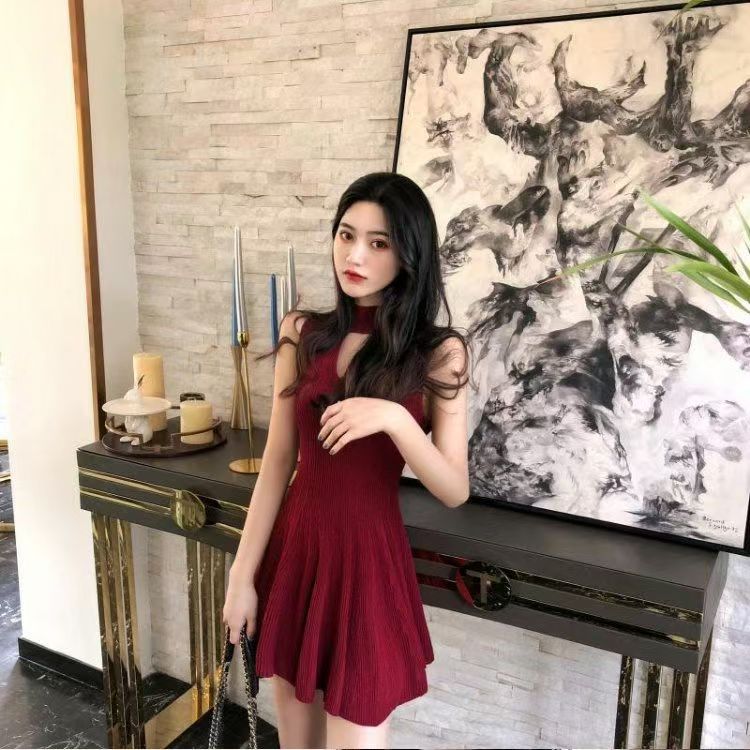New Summer Korean-style V-neck Knitted Hepburn-style Dress for Petite Women, Temperament-enhancing, Slimming, Waist-cinching, Red Short Dress