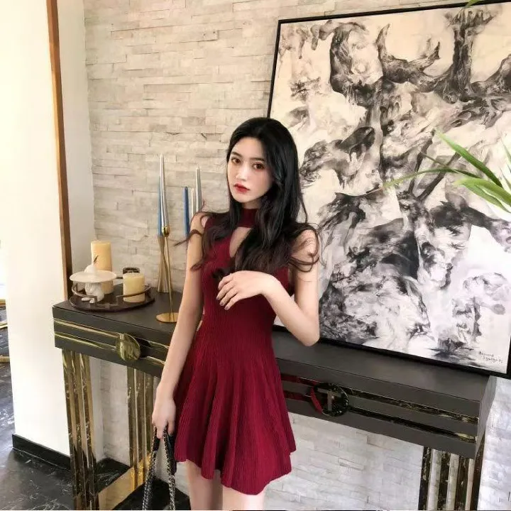 New Summer Korean-style V-neck Knitted Hepburn-style Dress for Petite Women, Temperament-enhancing, Slimming, Waist-cinching, Red Short Dress