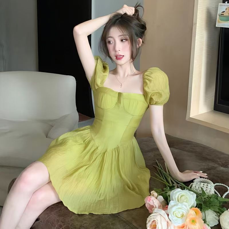 New summer green French-style elegant square-neck bubble dress with a cinched waist, suitable for petite girls and flattering to the figure.