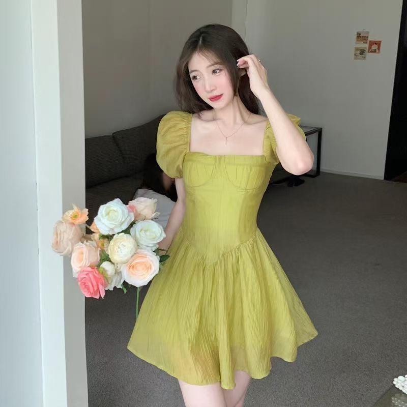 New summer green French-style elegant square-neck bubble dress with a cinched waist, suitable for petite girls and flattering to the figure.