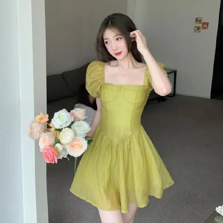 New summer green French-style elegant square-neck bubble dress with a cinched waist, suitable for petite girls and flattering to the figure.