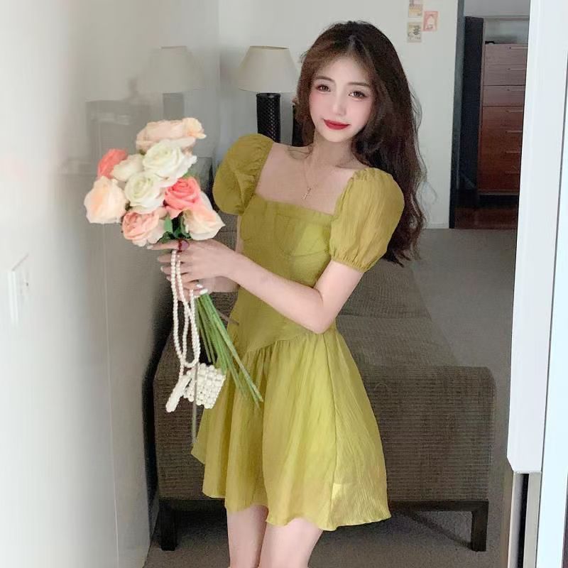 New summer green French-style elegant square-neck bubble dress with a cinched waist, suitable for petite girls and flattering to the figure.