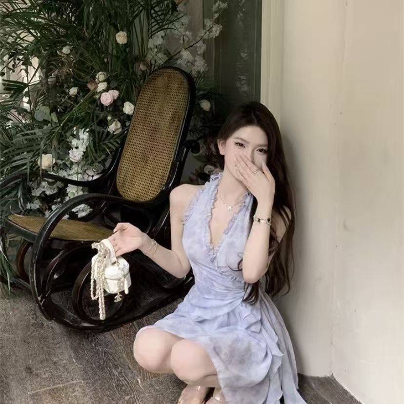 New summer French-style sleeveless dress with lotus leaf edges, featuring floral patterns, cinched waist, pure and alluring suspender design, perfect for vacations and short in length.