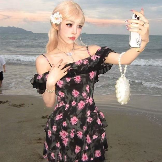 Floral-print suspender dress, new design for summer in French style. It's a hot and sexy suspender dress that flatters the figure for stylish girls, with an irregular cinched waist.