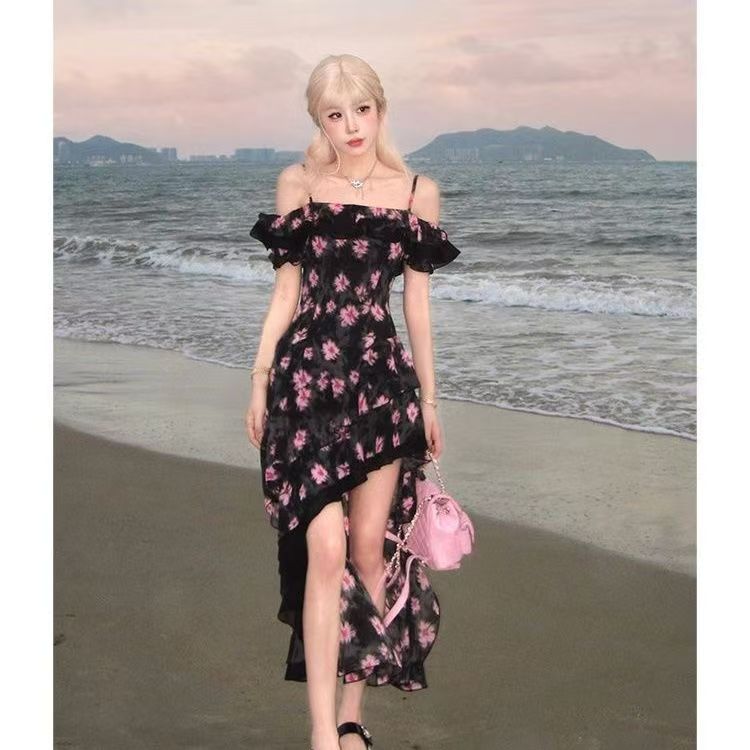 Floral-print suspender dress, new design for summer in French style. It's a hot and sexy suspender dress that flatters the figure for stylish girls, with an irregular cinched waist.