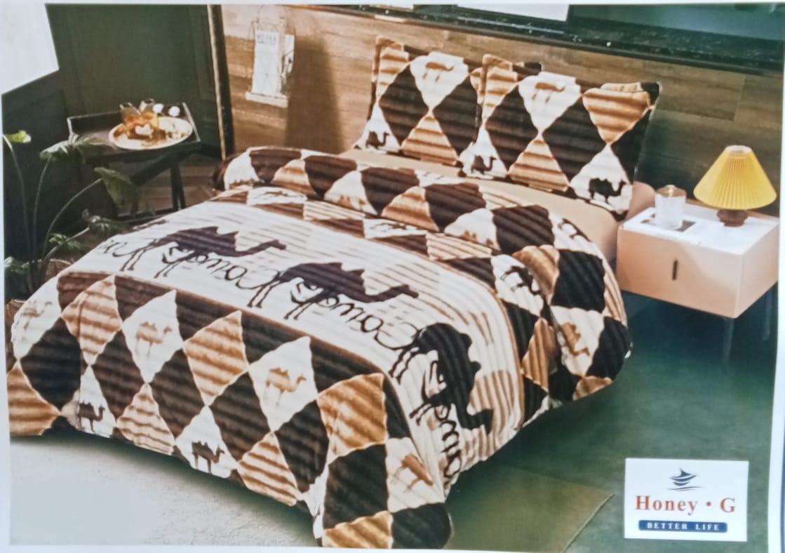 [ EXPERIENCE LUXURY FOR LESS 🤩🤩✨ !!! ] 4Pcs Size 5*6 Brand New Very High Quality Stylish and Luxurious Warm wool duvets with1 bedsheet and 2 pillow cases. Designed With Durability and Functionality