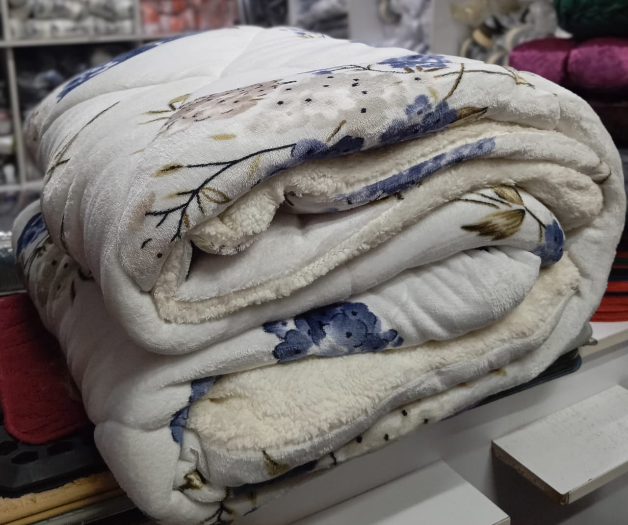 [ EXPERIENCE LUXURY FOR LESS 🤩🤩✨ !!! ] 4Pcs Size 5*6 Brand New Very High Quality Stylish and Luxurious Warm wool duvets with1 bedsheet and 2 pillow cases. Designed With Durability and Functionality