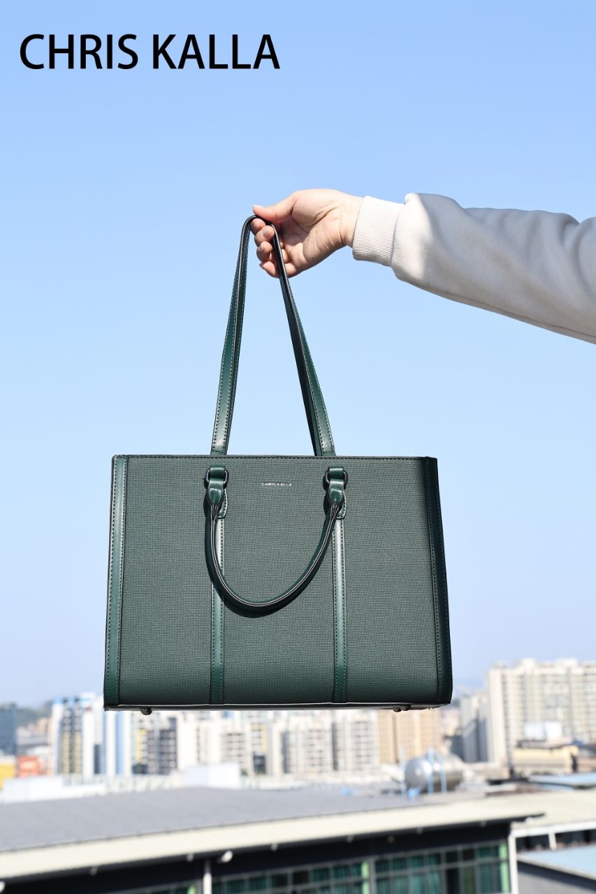 [ EMBRACE THE LATEST TREND 🤩🤩✨ !!! ] Single Brand New Very High Quality Stylish and Luxurious Comfortable Ladies Handbag Exclusive and Enticing .Designed With Durability and Functionality ✔👌