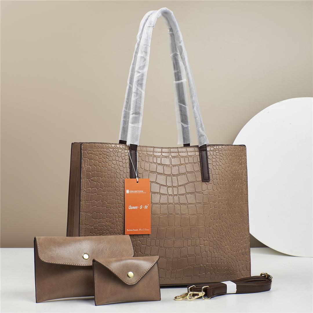 [ EMBRACE THE LATEST TREND 🤩🤩✨ !!! ] 3 IN 1 Brand New Very High Quality Stylish and Luxurious Comfortable Ladies Handbag Exclusive and Enticing .Designed With Durability and Functionality ✔👌