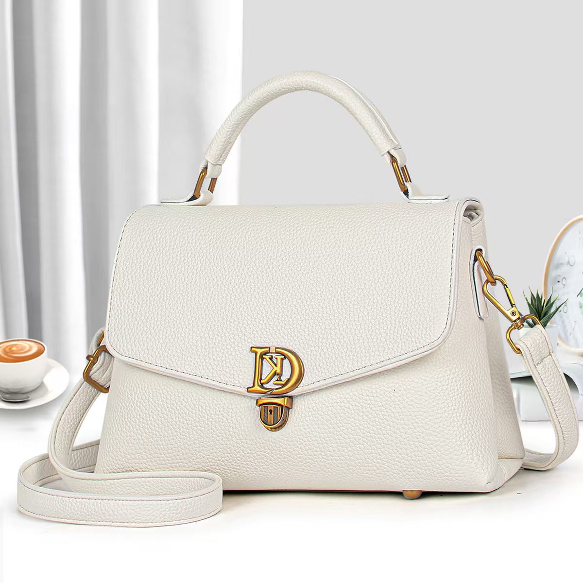 [ EMBRACE THE LATEST TREND 🤩🤩✨ !!! ] Single  Brand New Very High Quality Stylish and Luxurious Comfortable Ladies Handbag Exclusive and Enticing .Designed With Durability and Functionality ✔👌