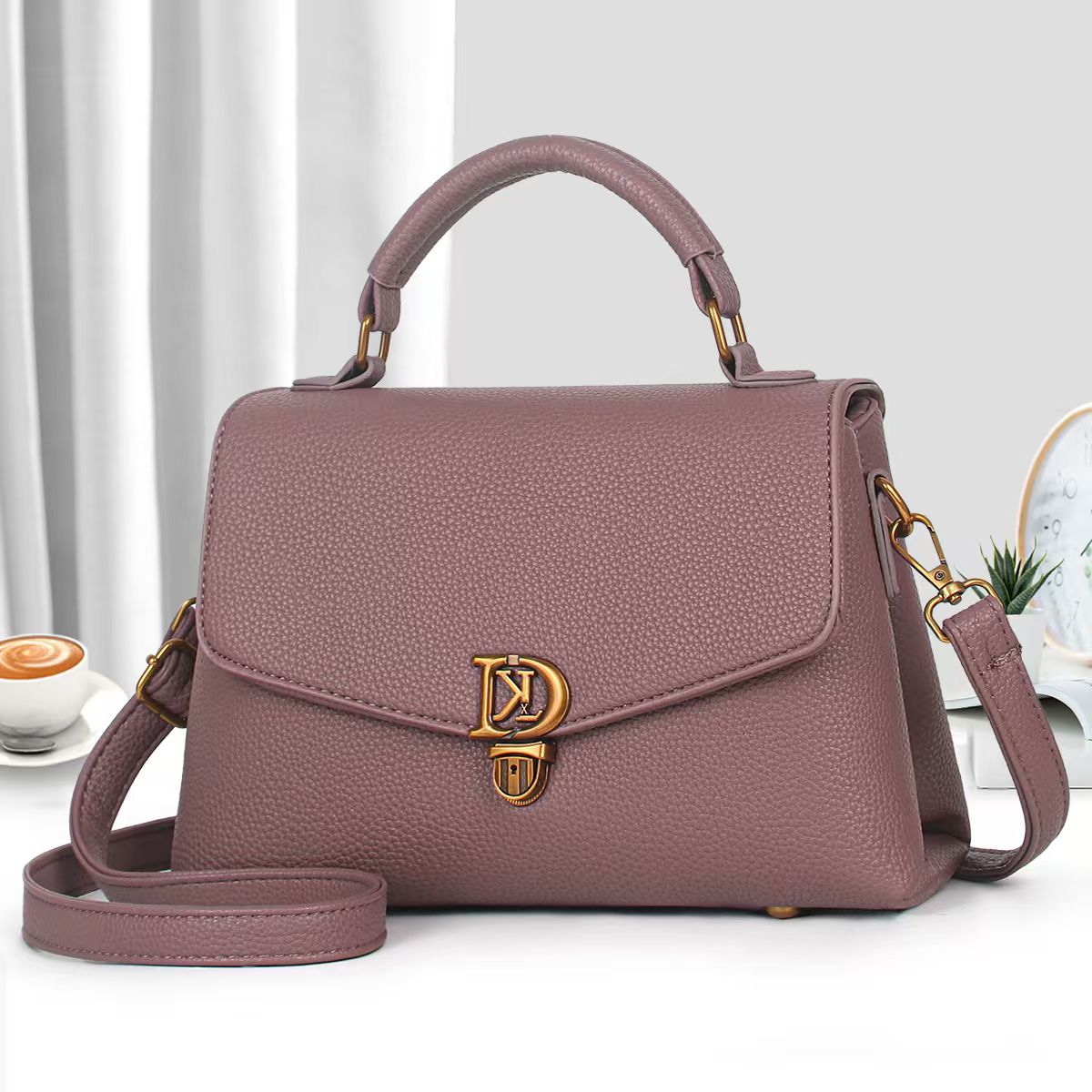 [ EMBRACE THE LATEST TREND 🤩🤩✨ !!! ] Single  Brand New Very High Quality Stylish and Luxurious Comfortable Ladies Handbag Exclusive and Enticing .Designed With Durability and Functionality ✔👌