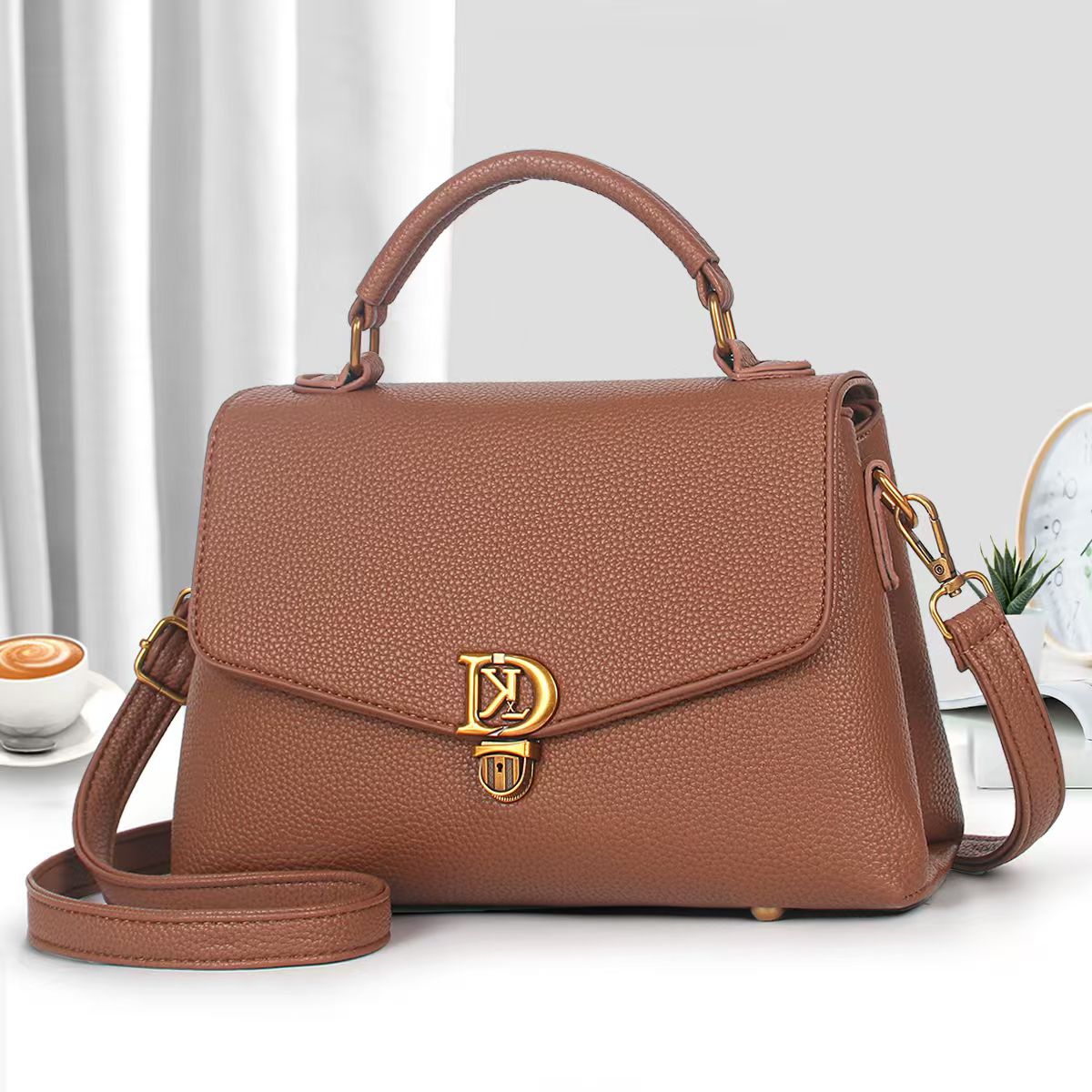 [ EMBRACE THE LATEST TREND 🤩🤩✨ !!! ] Single  Brand New Very High Quality Stylish and Luxurious Comfortable Ladies Handbag Exclusive and Enticing .Designed With Durability and Functionality ✔👌