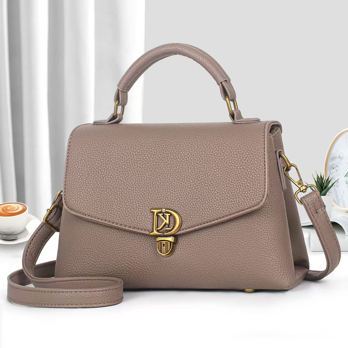 [ EMBRACE THE LATEST TREND 🤩🤩✨ !!! ] Single  Brand New Very High Quality Stylish and Luxurious Comfortable Ladies Handbag Exclusive and Enticing .Designed With Durability and Functionality ✔👌
