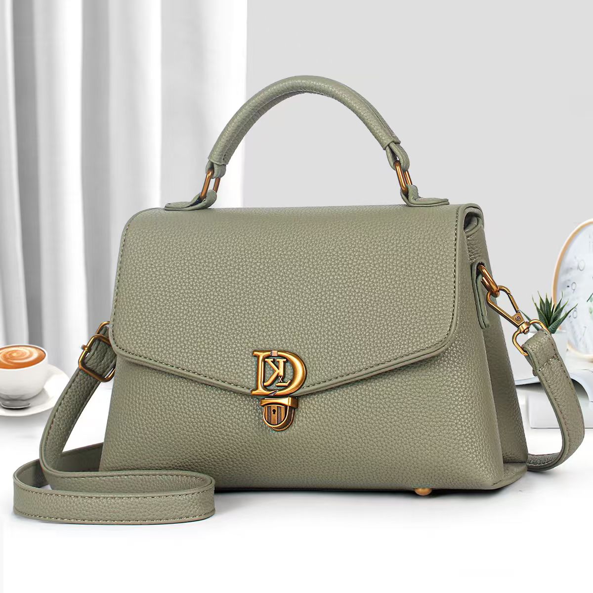 [ EMBRACE THE LATEST TREND 🤩🤩✨ !!! ] Single  Brand New Very High Quality Stylish and Luxurious Comfortable Ladies Handbag Exclusive and Enticing .Designed With Durability and Functionality ✔👌