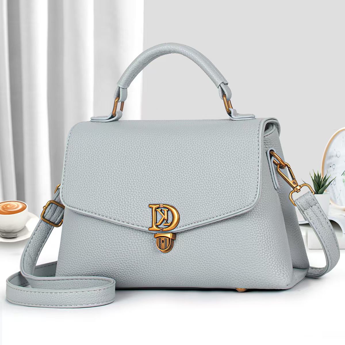 [ EMBRACE THE LATEST TREND 🤩🤩✨ !!! ] Single  Brand New Very High Quality Stylish and Luxurious Comfortable Ladies Handbag Exclusive and Enticing .Designed With Durability and Functionality ✔👌