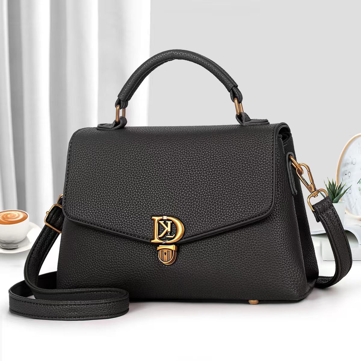 [ EMBRACE THE LATEST TREND 🤩🤩✨ !!! ] Single  Brand New Very High Quality Stylish and Luxurious Comfortable Ladies Handbag Exclusive and Enticing .Designed With Durability and Functionality ✔👌