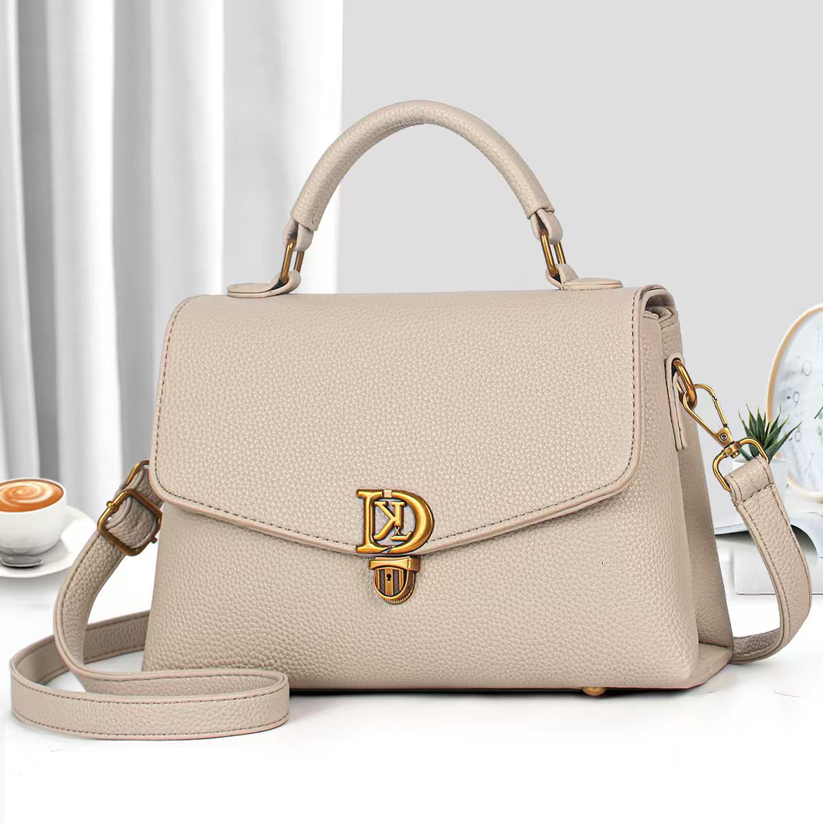 [ EMBRACE THE LATEST TREND 🤩🤩✨ !!! ] Single  Brand New Very High Quality Stylish and Luxurious Comfortable Ladies Handbag Exclusive and Enticing .Designed With Durability and Functionality ✔👌