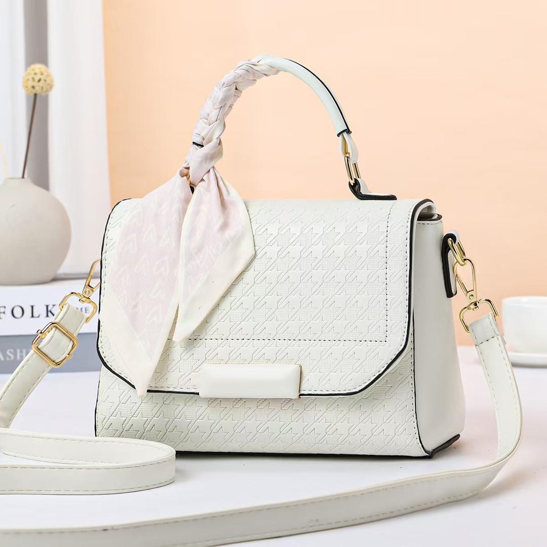 [ EMBRACE THE LATEST TREND 🤩🤩✨ !!! ] Single  Brand New Very High Quality Stylish and Luxurious Comfortable Ladies Handbag Exclusive and Enticing .Designed With Durability and Functionality ✔👌