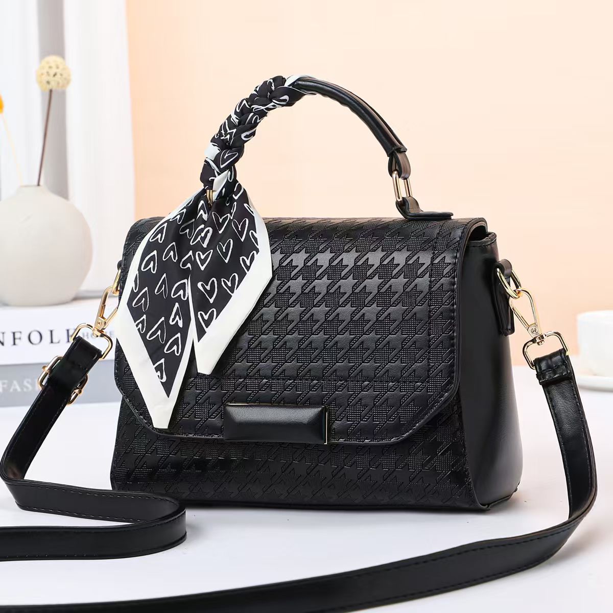 [ EMBRACE THE LATEST TREND 🤩🤩✨ !!! ] Single  Brand New Very High Quality Stylish and Luxurious Comfortable Ladies Handbag Exclusive and Enticing .Designed With Durability and Functionality ✔👌