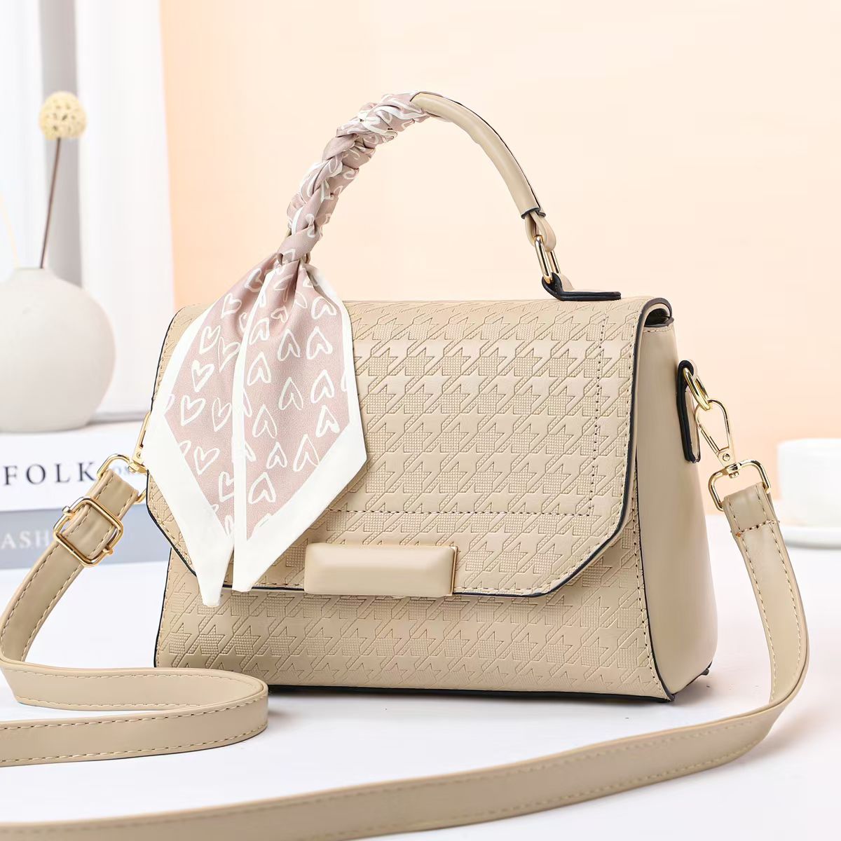 [ EMBRACE THE LATEST TREND 🤩🤩✨ !!! ] Single  Brand New Very High Quality Stylish and Luxurious Comfortable Ladies Handbag Exclusive and Enticing .Designed With Durability and Functionality ✔👌