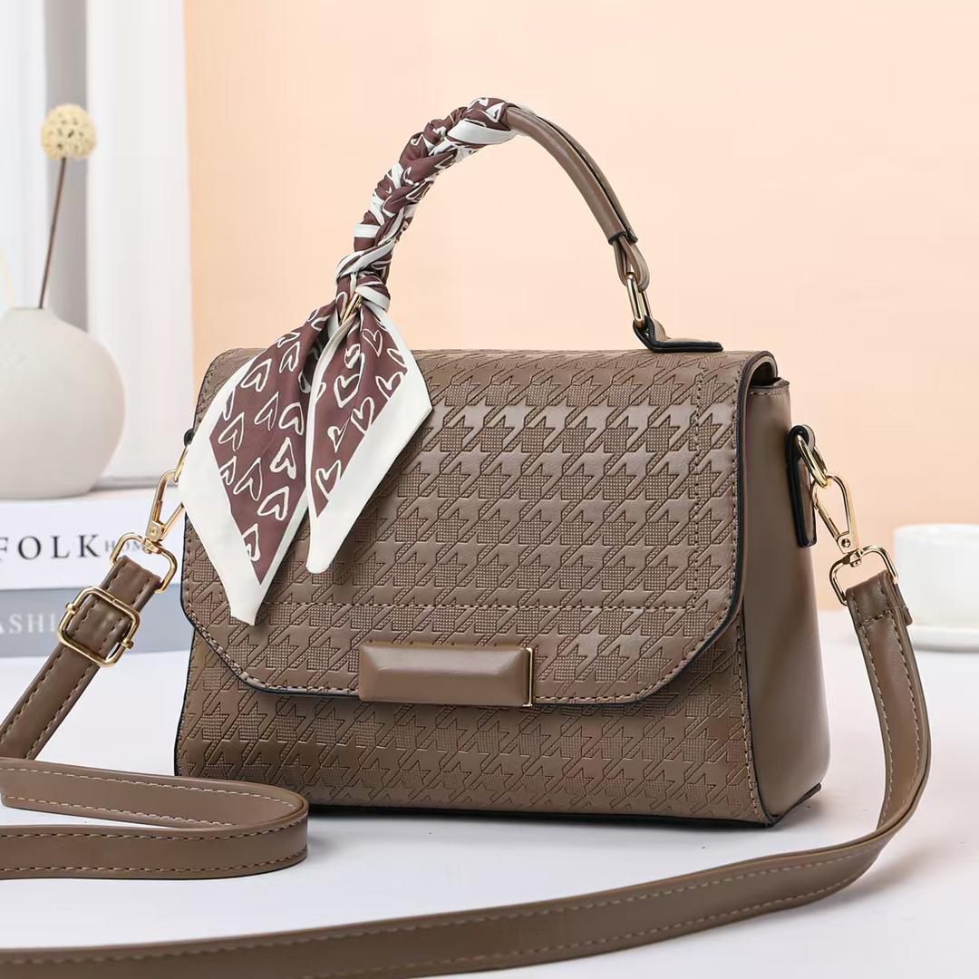 [ EMBRACE THE LATEST TREND 🤩🤩✨ !!! ] Single  Brand New Very High Quality Stylish and Luxurious Comfortable Ladies Handbag Exclusive and Enticing .Designed With Durability and Functionality ✔👌