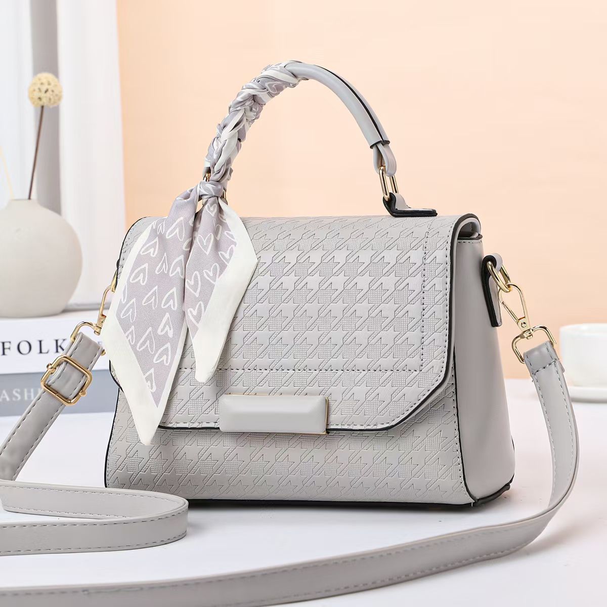 [ EMBRACE THE LATEST TREND 🤩🤩✨ !!! ] Single  Brand New Very High Quality Stylish and Luxurious Comfortable Ladies Handbag Exclusive and Enticing .Designed With Durability and Functionality ✔👌