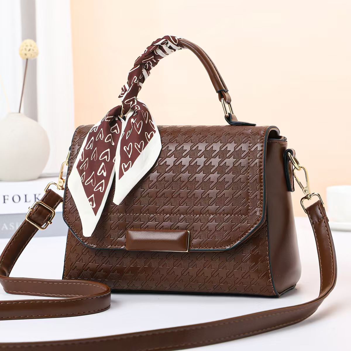 [ EMBRACE THE LATEST TREND 🤩🤩✨ !!! ] Single  Brand New Very High Quality Stylish and Luxurious Comfortable Ladies Handbag Exclusive and Enticing .Designed With Durability and Functionality ✔👌