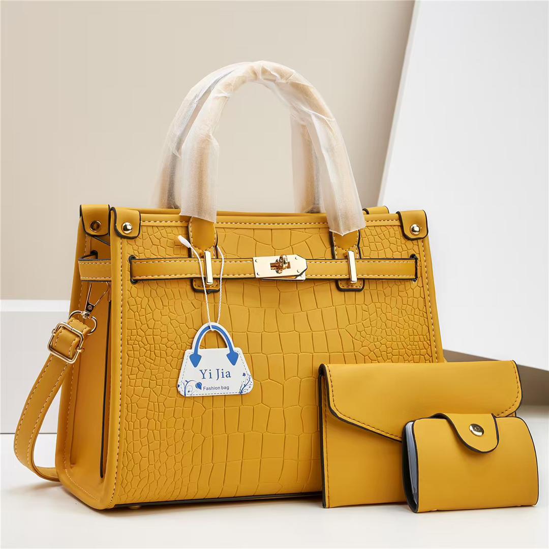 [ EMBRACE THE LATEST TREND 🤩🤩✨ !!! ] 3 IN 1 Brand New Very High Quality Stylish and Luxurious Comfortable Ladies Handbag Exclusive and Enticing .Designed With Durability and Functionality ✔👌