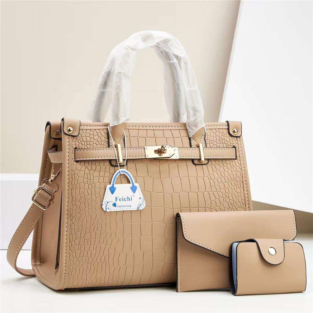 [ EMBRACE THE LATEST TREND 🤩🤩✨ !!! ] 3 IN 1 Brand New Very High Quality Stylish and Luxurious Comfortable Ladies Handbag Exclusive and Enticing .Designed With Durability and Functionality ✔👌
