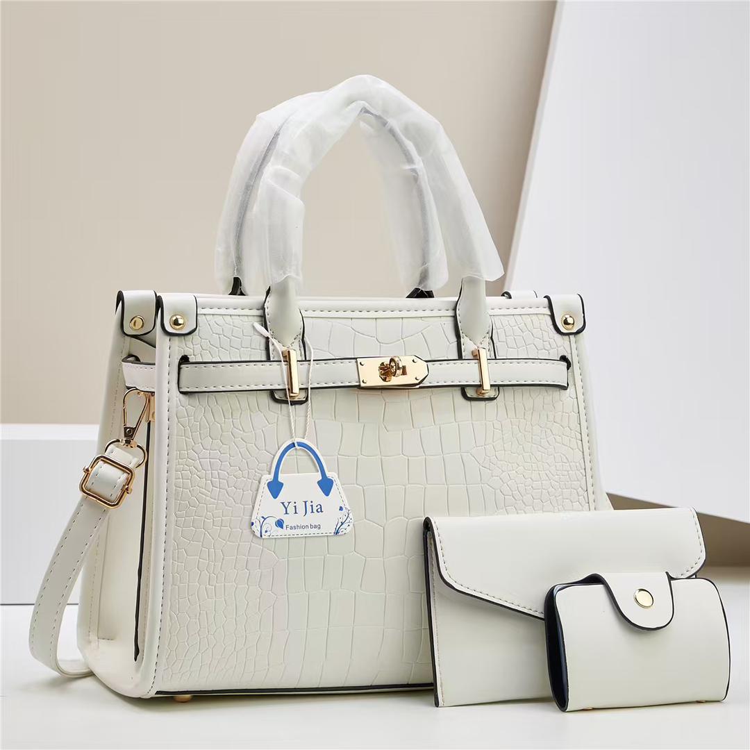 [ EMBRACE THE LATEST TREND 🤩🤩✨ !!! ] 3 IN 1 Brand New Very High Quality Stylish and Luxurious Comfortable Ladies Handbag Exclusive and Enticing .Designed With Durability and Functionality ✔👌