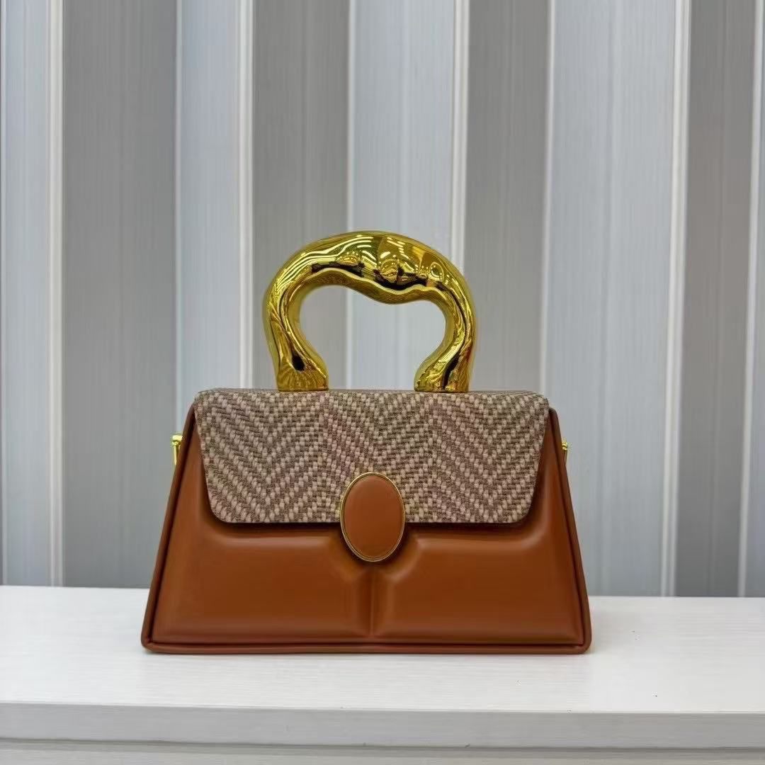 [ EMBRACE THE LATEST TREND 🤩🤩✨ !!! ] Single Brand New Very High Quality Stylish and Luxurious Comfortable Ladies Handbag Exclusive and Enticing .Designed With Durability and Functionality ✔👌