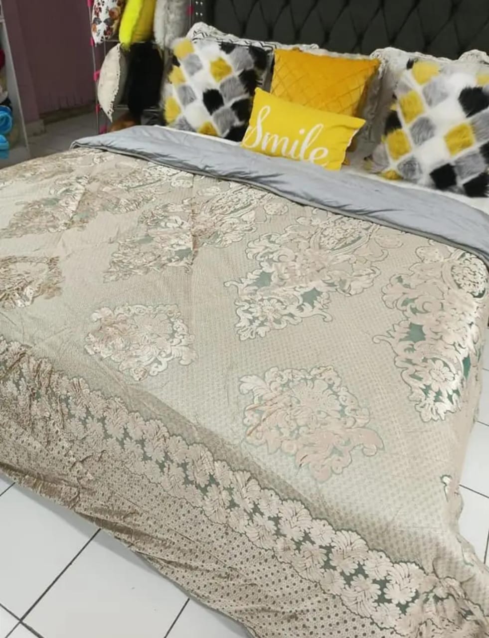 [ 🔥THE PERFECT CHOICE 🤩🤩✨ !!! ] 6 Pcs Classy Brand New High Quality 🔅🔅🔅 Silk duvet Set Consisting ✨1 pc duvet✨1pc bedsheet✨2 pcs pillow cases & ✨2 pcs throw pillow cases at Affordable Price✨👌