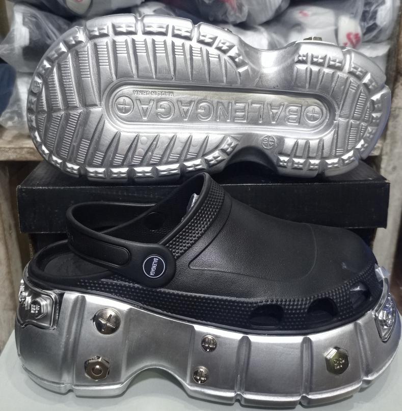 High Quality Durable Fashionable Classic Slides Crocs Unisex Sandals.