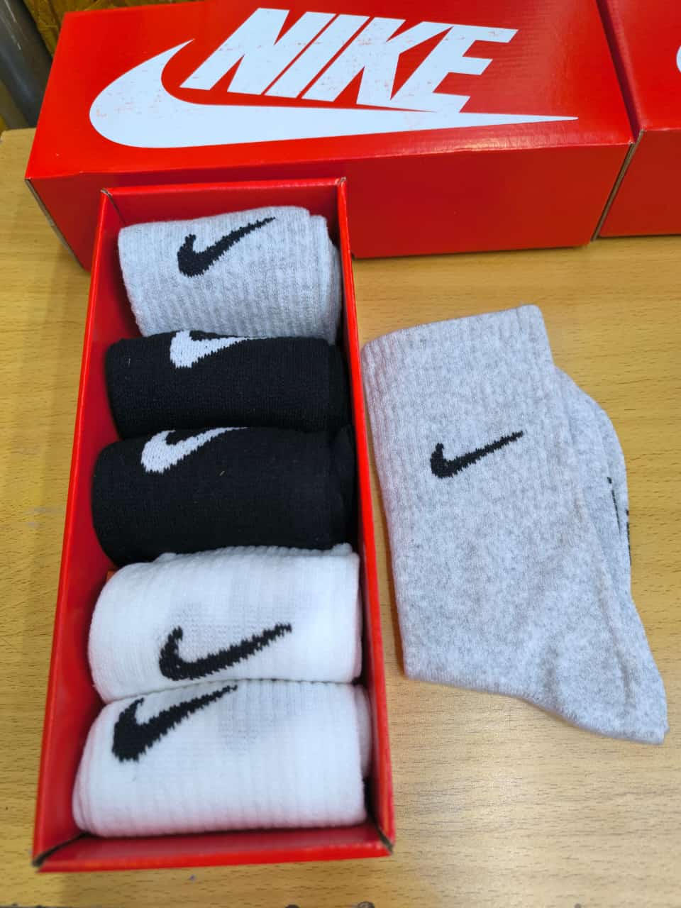 6 Pairs Mens Professional Anti Non Slip Skid Grip Thick Warm Socks Basketball Soccer Football Sports Cotton Grips Warm Winter Socks Suit Black White For Mens Buckle Football Match Fashion Socks