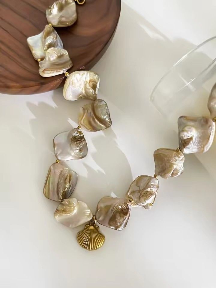 Bohemian Trendy Natural Shell Choker Necklace for Women 18K Gold Plated Seashell Pendant Necklaces Beach Party Jewelry